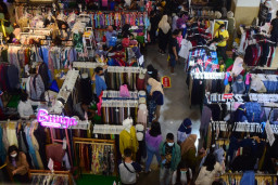 Pusat Perbelanjaan Royal Plaza Ramai, Warga Berbelanja Jelang Lebaran