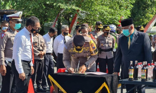 Polres Blitar Kota Musnahkan Ribuan Botol Miras