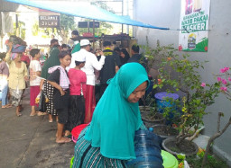 Es Permen Karet, Laku Keras Sebagai Takjil di Ampel