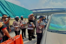 Puluhan Kendaraan Diputar Balik di Exit Tol Penompo