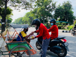 Baksos On The Road, Lapas Mojokerto Bagi Puluhan Paket Sembako