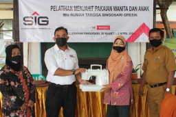 SIG Berikan Pelatihan Menjahit dan Beternak di Gresik dan Rembang