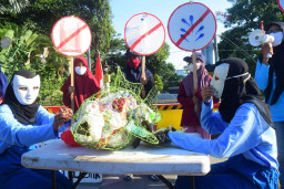 Hari Bumi, Komunitas River Warior Gelar Teatrikal Makan Plastik