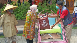 544 Tukang Becak Dapat Paket Sembako Senilai Rp 293 Ribu