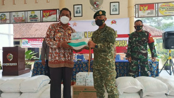 Yonif Para Rider 503 Mayangkara Bagi Ribuan Paket Sembako dan Masker