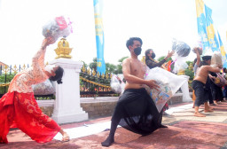 Seniman Kirimkan Parsel Sampah Plastik dengan Pentas Seni