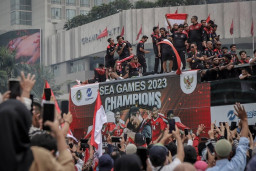 Antusias Suporter Sepakbola Menggila Sambut Arak-arakan