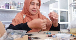 Eksis Berbisnis Beraneka Aksesoris dan Tasbih dari Batu Alam