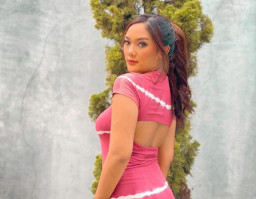 Kenakan Mini Dress Hitam, Dicibir Terlihat Tua