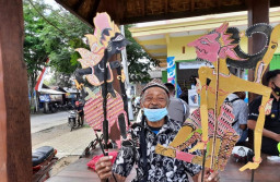 Kreasikan Kertas Karton Jadi Seni Wayang Bernilai Jual Tinggi