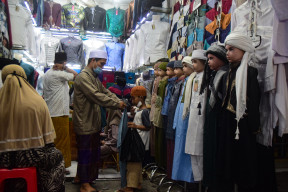 FOTO : Menyambut Lebaran dengan Berbelanja Baju Baru