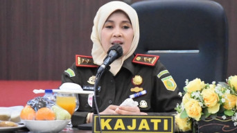 Kajati Jatim Dijabat Doktor Ilmu hukum Perempuan Berhijab Cantik