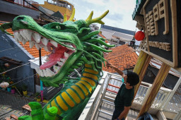 Penjual Pernak-Pernik Imlek Sambat