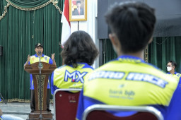 PON XX Papua 2021 Uu Ruzhanul Memotivasi Kontingen Jabar Cabor Balap Motor