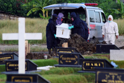 Pengamat Politik: Berhentikan Menkes Budi Gunadi, tak Becus Tangani Pandemi