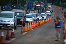 Dipenuhi Truk Berat, Surabaya Macet
