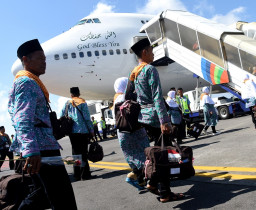 Gubernur Khofifah Sambut Kedatangan Jemaah Haji Kloter 38 di Surabaya