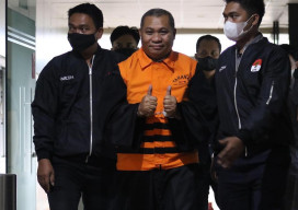 Pagi Pakai Toga, Sore Toganya Tertutup Baju Tahanan KPK