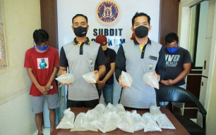 Ditpolairud Polda Jatim Amankan 4 Penyelundup Benur di Jember