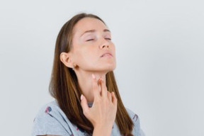 Perbedaan Sakit Tenggorokan Covid-19 dengan Flu Biasa