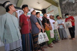 Jurnalis Ekonomi Bisnis Salurkan Bantuan Sembako