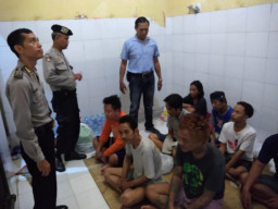 Polsek Asemrowo Rutin Cek Ruang Tahanan, Antisipasi Masuknya Barang Terlarang