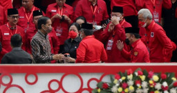 Urusan Sombong dan Kesombongan, Mega Ladeni Paloh