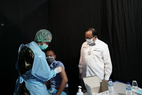 Vaksinasi di Pelabuhan Dikebut, 1.000 Orang Telah Disuntik Vaksin Dosis Pertama Covid-19