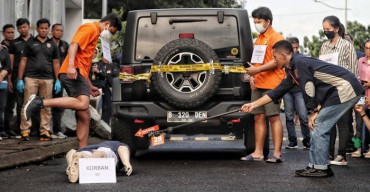 Saat Ditangkap Mendongak, Di Reka Ulang Menangis dan Menunduk