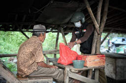 Ridwan Kamil Salurkan Bantuan kepada Warga Kabupaten Bekasi Terdampak PPKM