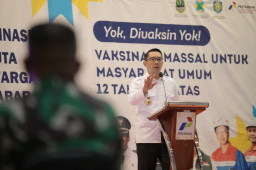 Ridwan Kamil Serahkan Bantuan Keuangan Khusus Desa, Satu BUMDes Satu Laptop