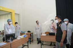 Ridwan Kamil Tinjau Vaksinasi Massal di Itenas Bandung Penyuntikan vaksin COVID-19 Terus Ditingkatkan Selama PPKM Darurat