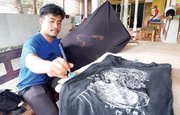 Geluti Bisnis Kaos Seni dengan Teknik Cabut Warna