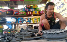 Untung Banyak, Sulap Limbah Ban Bekas Jadi Aneka Kerajinan
