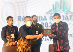 Wali Kota Kediri Raih Penghargaan Karmika Graha Abinaya dalam Rakerda REI Jatim