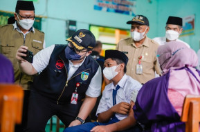 Bupati Kediri Tinjau 1.300 Vaksin Pelajar Dosis Kedua
