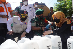Pemkab Mojokerto Serahkan Bantuan 179 Tangki Air Bersih Kepada Warga Terdampak Kekeringan