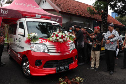 Bentuk Kepedulian Pada Masyarakat, Bank Jatim Serahkan Mobil Ambulance Kepada Pemerintah Kabupaten Situbondo