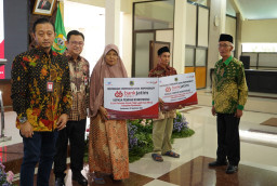Bank Jatim Serahkan CSR Rehabilitasi RTLH Kepada Pemkab Bondowoso