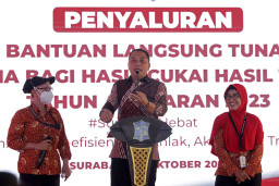 Serahkan BLT, Eri Cahyadi Sebut Perempuan Pekerja IHT Dapat Tingkatkan Pendapatan Masyarakat Surabaya