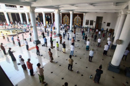 Sholat Jumat Dua Shift Dipersilahkan