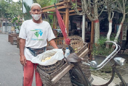 Samuji Pantang Menyerah, Jajakan Tape Singkong Demi Sekolah Anak