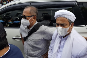 Diperiksa Sebagai Tersangka, Habib Rizieq Acungi Jempol