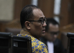 Terdakwa Gratifikasi Rp 18,9 M Ungkap Kasusnya Dipicu Anaknya