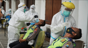 Jelang Pencoblosan, Ratusan Anggota Kepolisian Jalani Swab Test