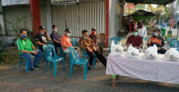 LPMK Babat Jerawat Salurkan Ratusan Sembako