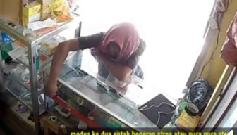 'Orang Gila' Ambil HP di Konter Magetan