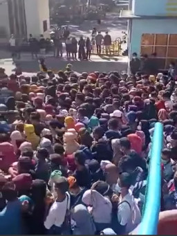 Vaksin di Alun-alun Lamongan Ricuh, Abaikan Prokes Warga Sampai Pingsan