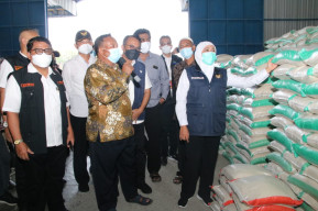 Pastikan Aman, Gubernur Cek Ketersediaan Sembako di Lamongan