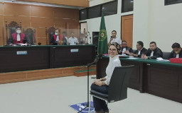 Nikita, Diadili, Malah Ngguya-ngguyu